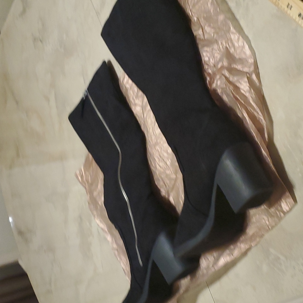 RESERVED/SOLD EXCELLENT CONDITION. 10 silver zipper